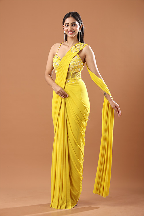 Ready-to-Wear Sarees vs Traditional Sarees | What Women Prefer Today Ready-to-Wear Sarees vs Traditional Sarees | What Women Prefer Today